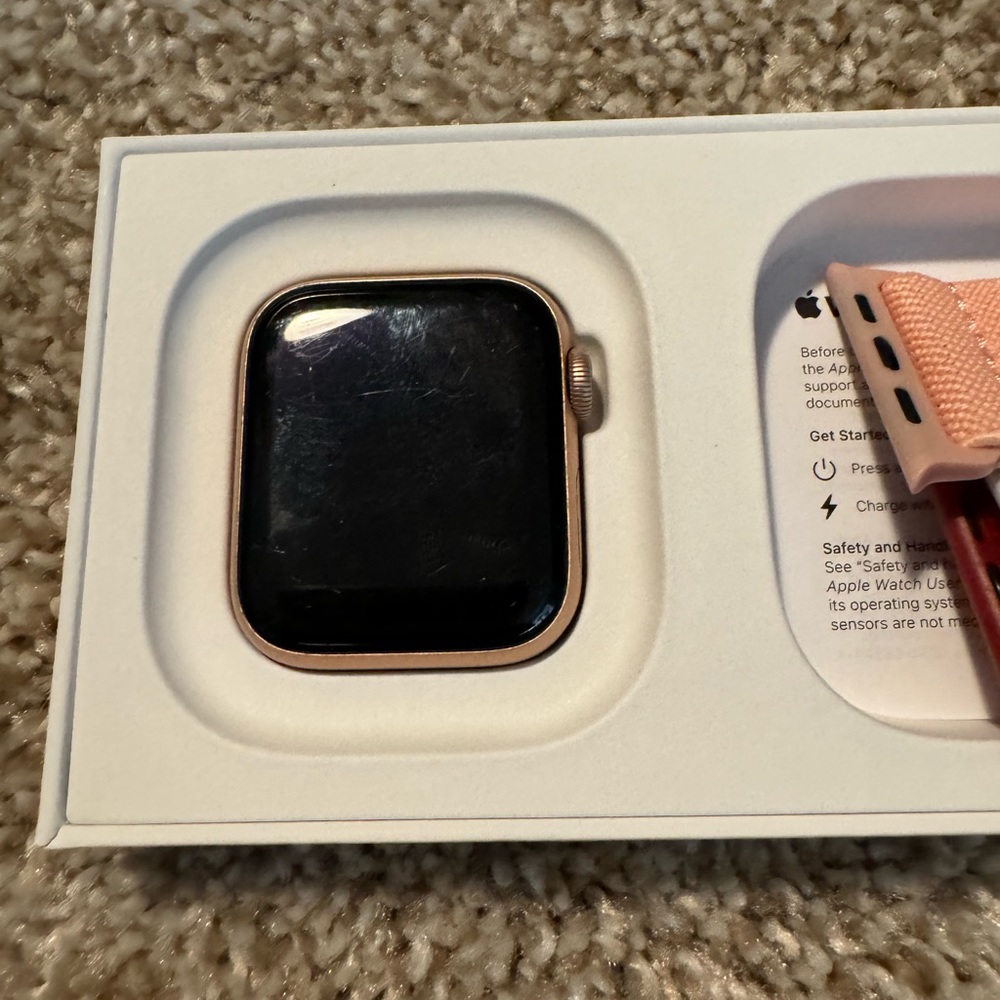 Excellent condition APPLE WATCH - Picture 2 of 3
